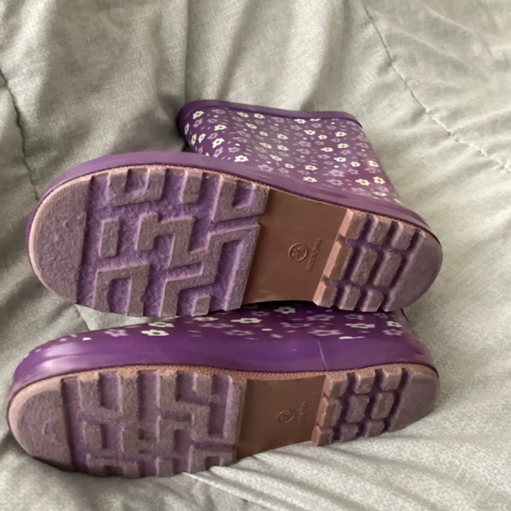 Girl Purple Rain Boots Size 2 3 with White Flowers  Rubber